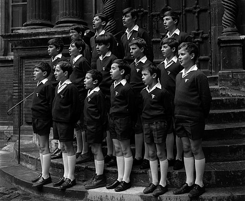 480px 08.05.1968. Petits Chanteurs à la Croix Potencée. 1968 53Fi3043 500